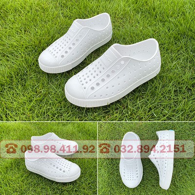 giày nhựa cho bé màu trắng cực xinh tặng thêm 2 sticker nhựa