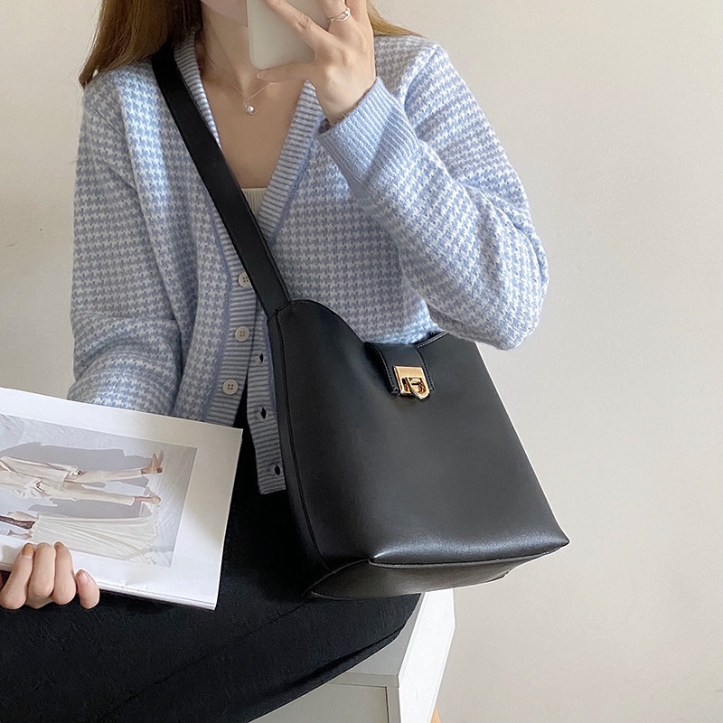 Túi xách da nữ đeo chéo phong cách Hàn quốc khóa vàng 8847