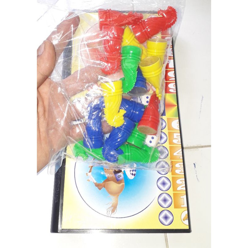 Một bộ trò chơi Cờ Đua Ngựa có bàn chơi bằng nhựa kích thước 30x30cm rất đẹp