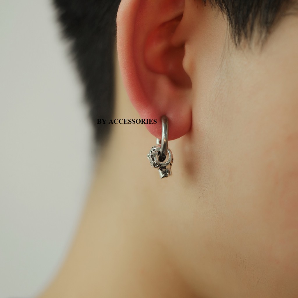 Bông tai titan tròn không gỉ và charm đầu báo