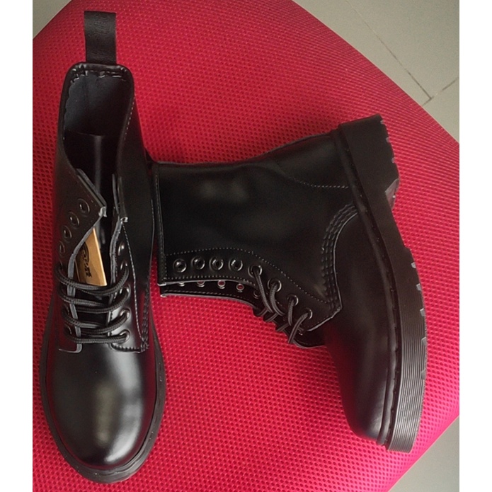 Giày bốt Martin Martens Air Wair 1460 màu đen cá tính năng động