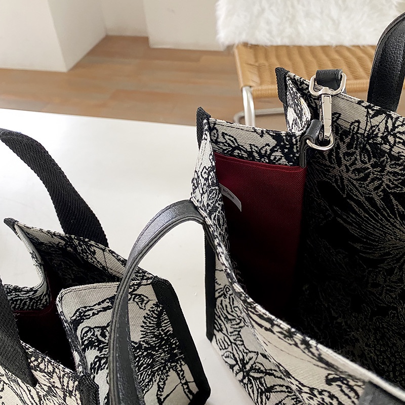 Túi Đeo Chéo Mini Bằng Vải Canvas In Họa Tiết Graffiti Dành Cho Nữ