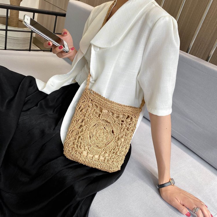 Túi xách bằng rơm vuông họa tiết hoa xinh xắn