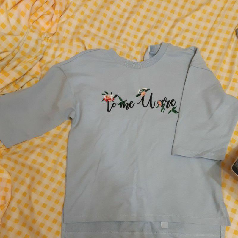 Áo thun nữ tay rộng xẻ tà Tokyolife chất da cá màu xanh pastel ruy băng thêu hoa