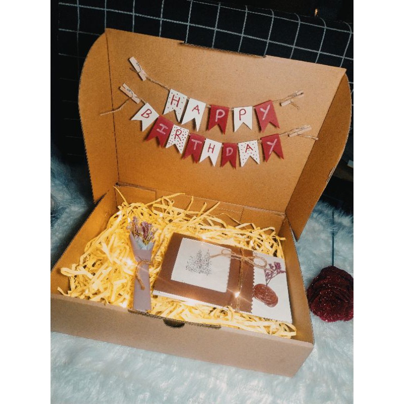 Hộp quà tặng chủ đề sinh nhật handmade có đèn,hoa và rơm như hình(ko thiệp) | BigBuy360 - bigbuy360.vn