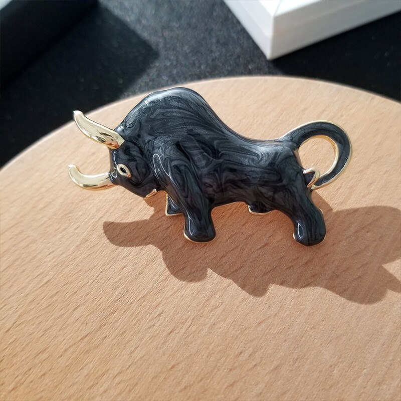 Huy hiệu cài áo hình chú bò hoạt hình đáng yêu