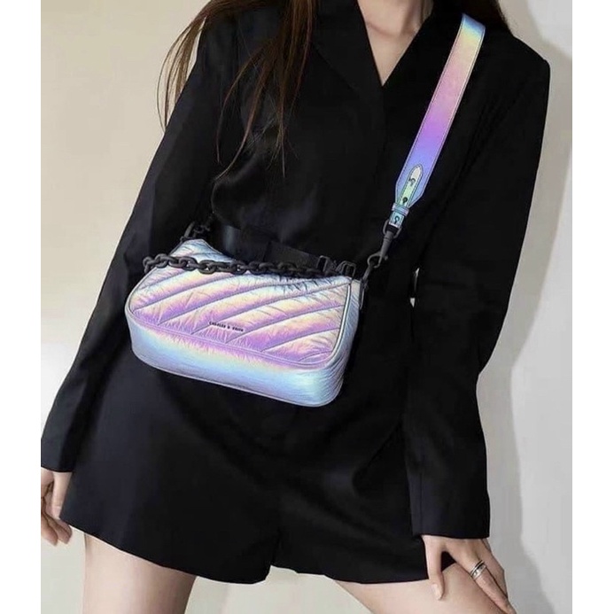 Túi CHARLES & KEITH sành điêuj với chi tiết dây xích