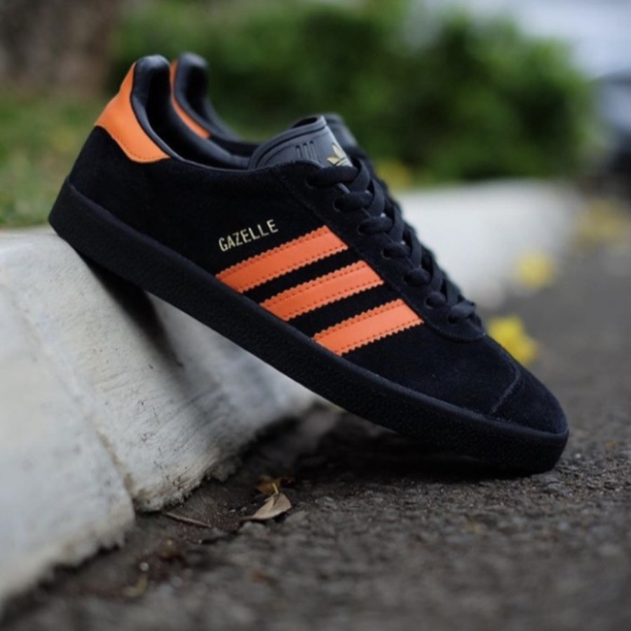 Giày Thể Thao Adidas Gazelle Da Lộn Màu Đen Cam Cá Tính