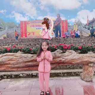 Bộ phật tử đi chùa cho bé gái