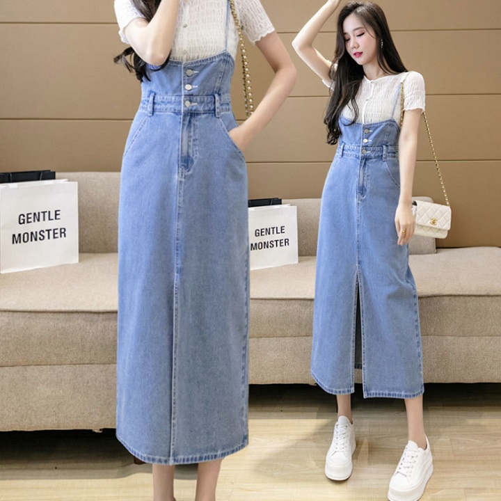 Đầm yếm jean dài cài nút xẻ tà dáng suông mềm mại năng động