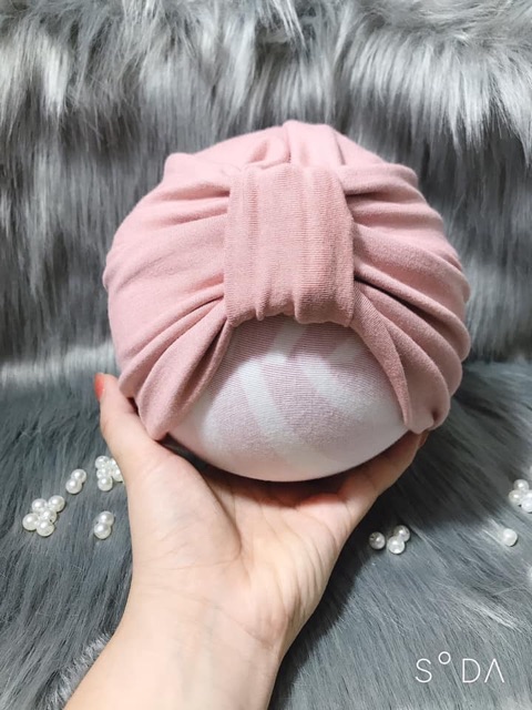 Turban hồng da cực kỳ tôn da bé