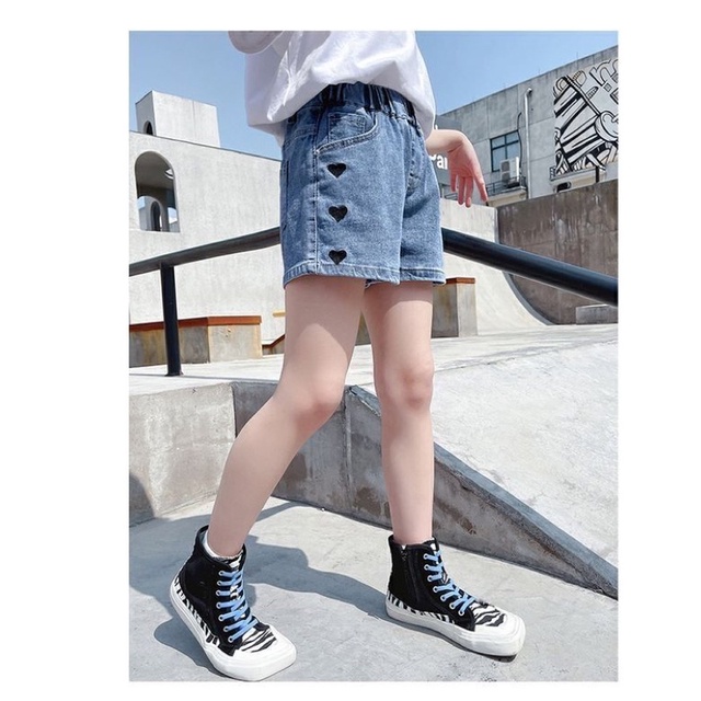 Quần sooc bò cho bé gái in hình trái tim