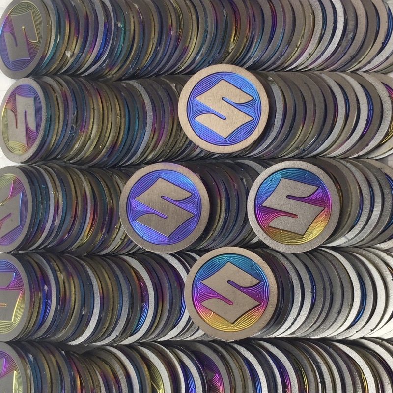 Tem Titan logo Suzuki hình chữ S có sẵn keo dán 3M chống thấm bong tróc, không lo xuống màu, dùng trang trí cho xe máy