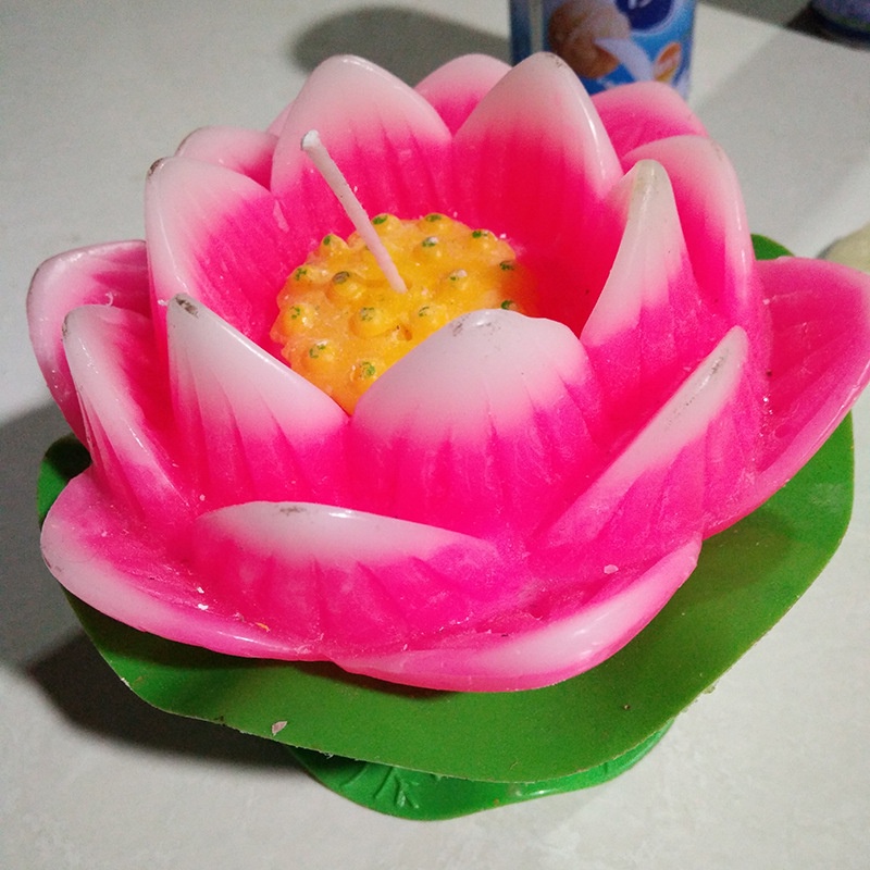 Nến Thờ Phật Giáo Hình Hoa Sen Có Đế Hình Lá 6x7cm