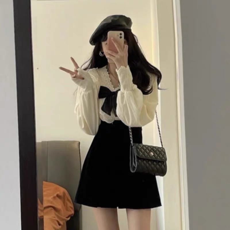 SET CHÂN VÁY TENNIS KÈM ÁO DÀI TAY REN TRẮNG PHỐI NƠ ULZZANG