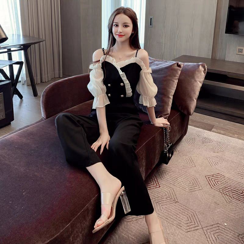 Jumpsuit quần ống rộng áo trễ vai bèo viền. Jumpsuit quần ống suông.