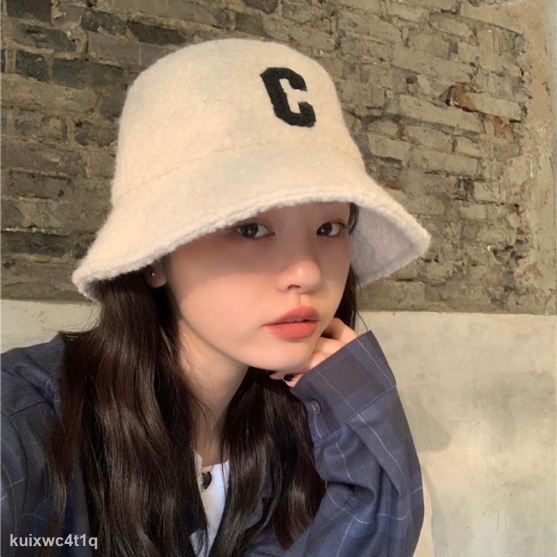 Mũ lông cừu thêu chữ “C“ đơn giản