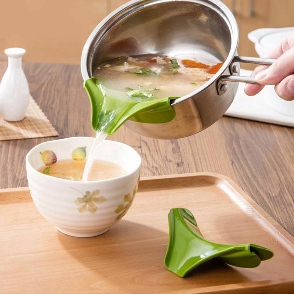 Phễu rót canh gắn thành nồi chống tràn tiện lợi