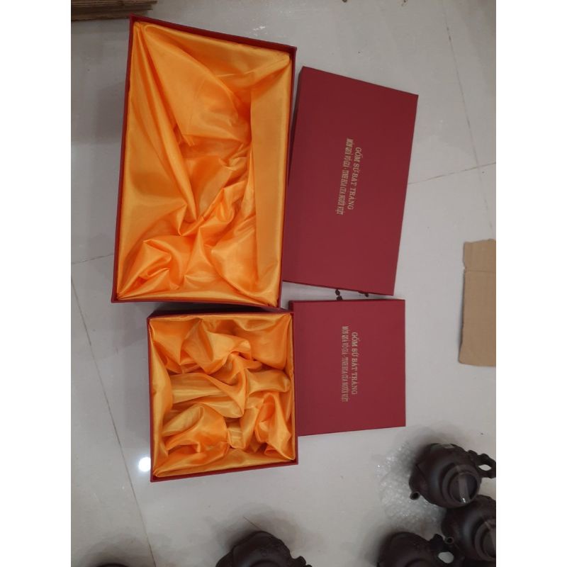 Hộp xi đỏ lót lụa vàng đựng cốc, ấm chén, bát đĩa, bộ mặt trời. Đủ cỡ lựa chọn.