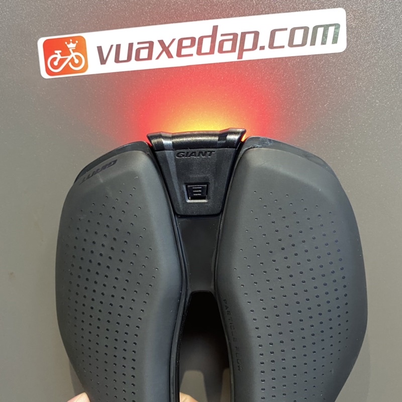 Đèn hậu gắn yên GIANT NUMEN + UNICLIP TL2 cho các loại yên xe đạp Giant Approach, Giant Feet, Giant Contact