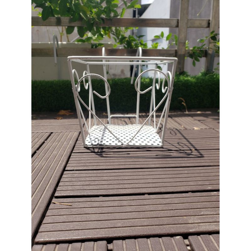 Giá sắt vuông, móc sắt vuông treo chậu hoa ban công có đáy