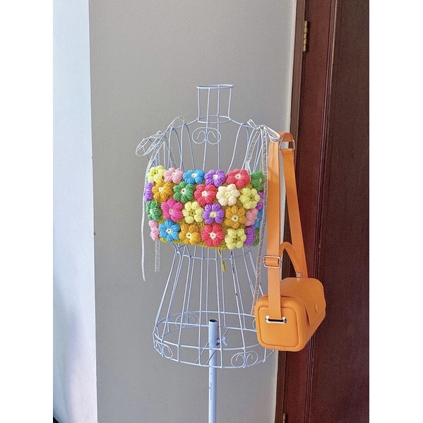 Áo dây croptop len móc hoa cúc thủ công