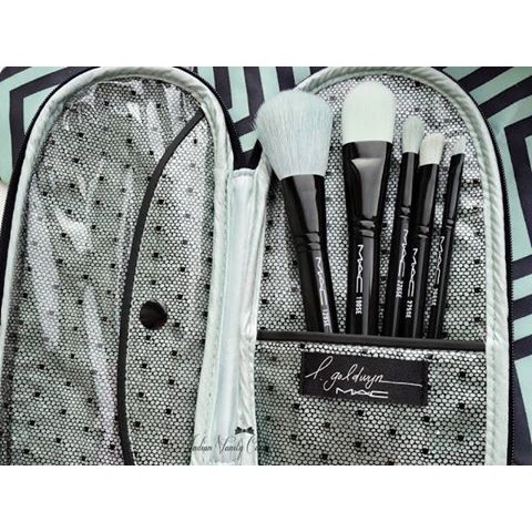 Bộ cọ travel MAC Primped Out Holiday ‘Essential’ Perfectly Plush Brush Kit