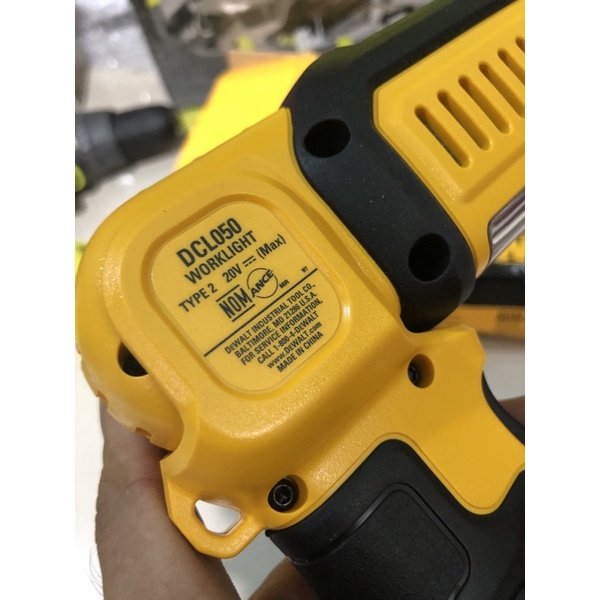 đèn led để bàn dewalt dcl050