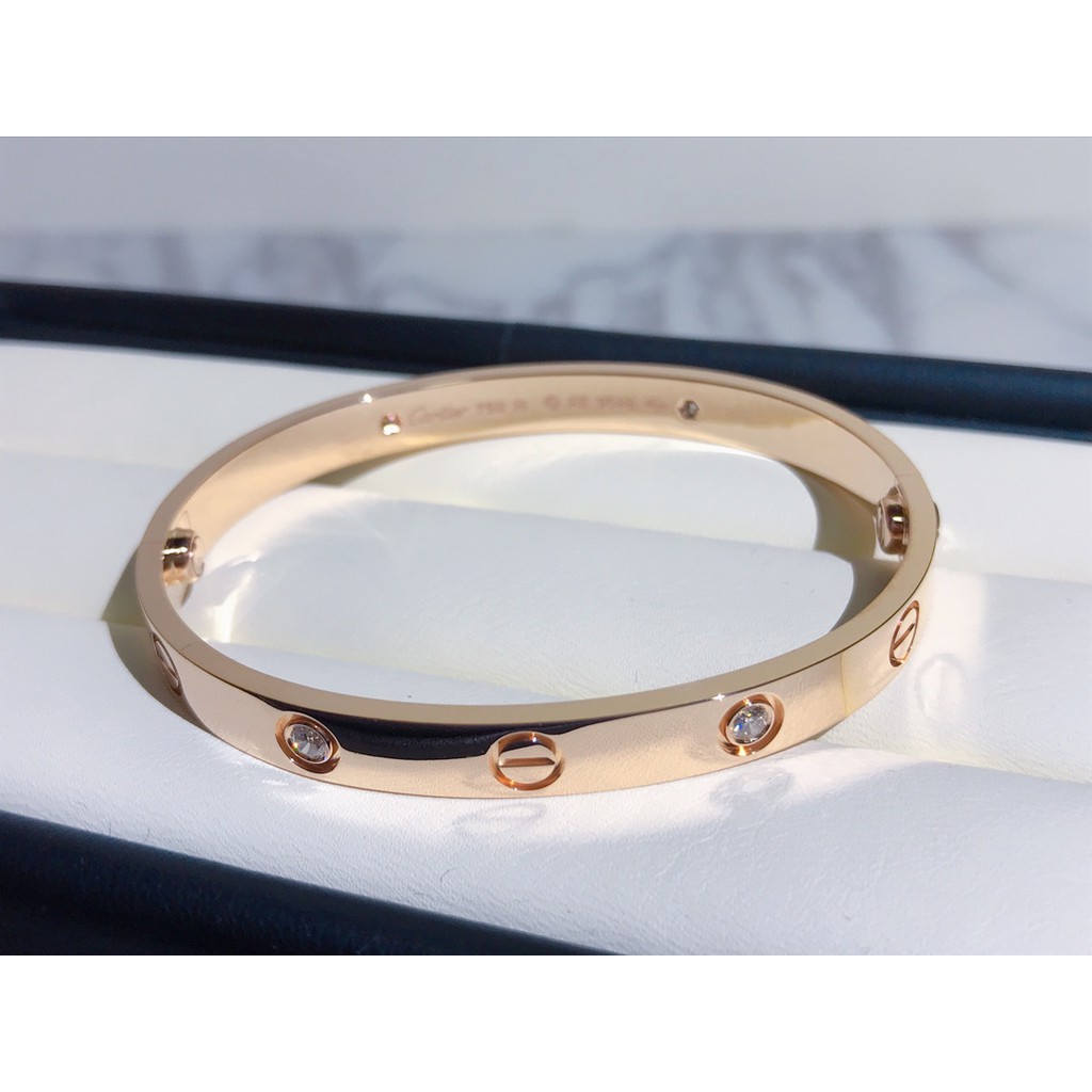 Vòng tay kim loại mạ vàng 18k thiết kế độc đáo cho cặp đôi