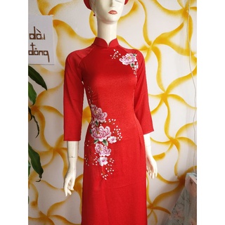 Áo dài đỏ thêu hoa cúc