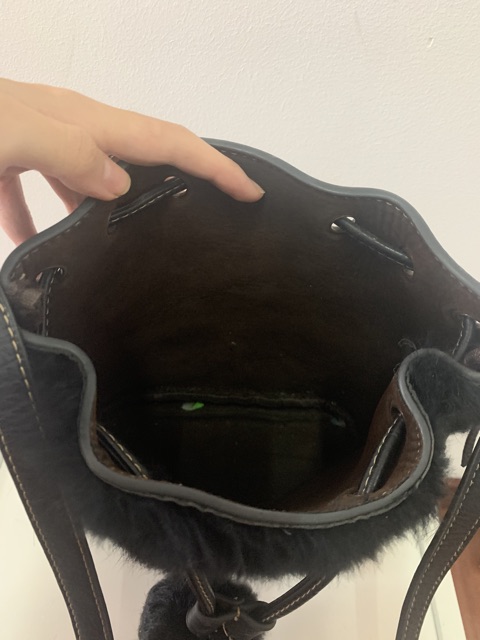 Túi bucket lông đen