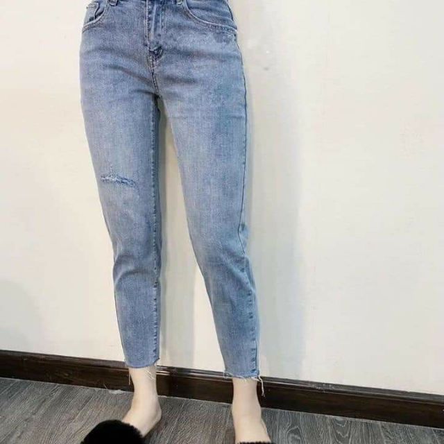 Quần jean dập chữ nổi