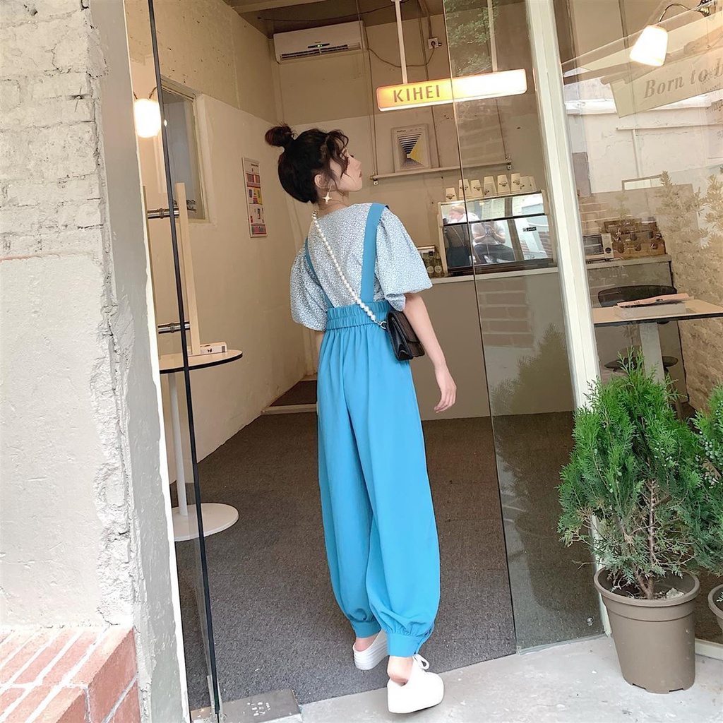 Bộ đồ hai món gồm áo tay phồng họa tiết hoa và quần yếm hai dây thời trang mùa hè 2021 phong cách Hàn Quốc cho bạn nữ