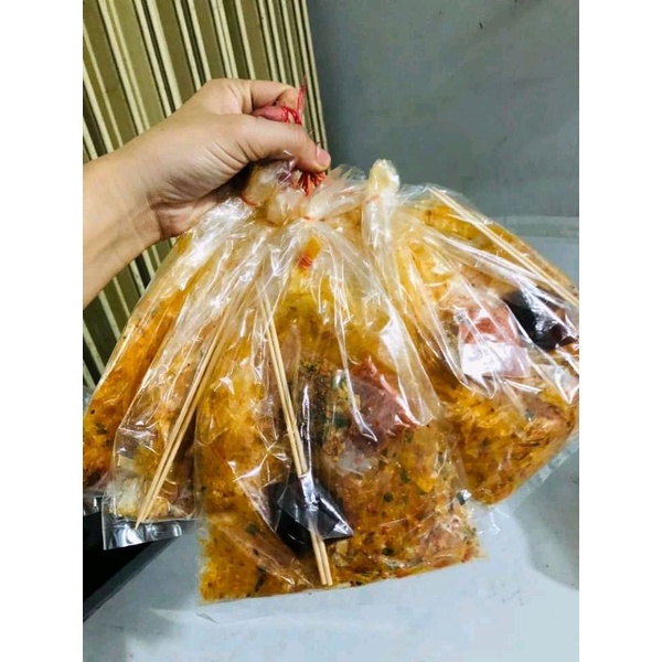 Bánh tráng trộn sợi satế cay mix muối hạt, satế, hành phi.