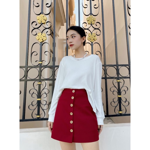 váy kiểu ngắn đơn giản nhấn hàng nút giữa thân trước thời trang GAGO màu đỏ GO3653