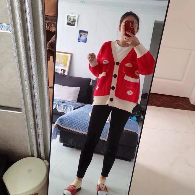 Áo cardigan Forgirl họa tiết đôi môi phối túi có viền