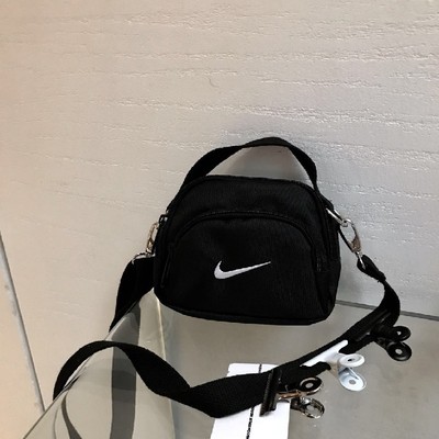 Túi xách Nike mini Swosh + 3 kẹp gắn 18x9x3.5cm