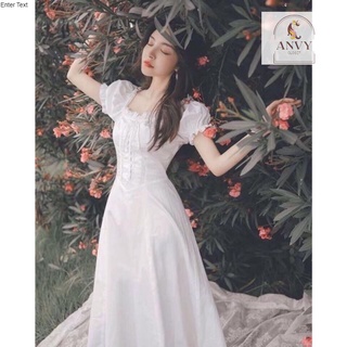 Váy trắng cúp ngực.