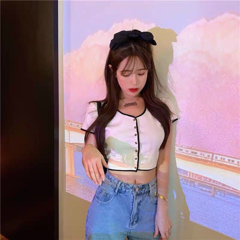 Áo kiểu croptop viền nút