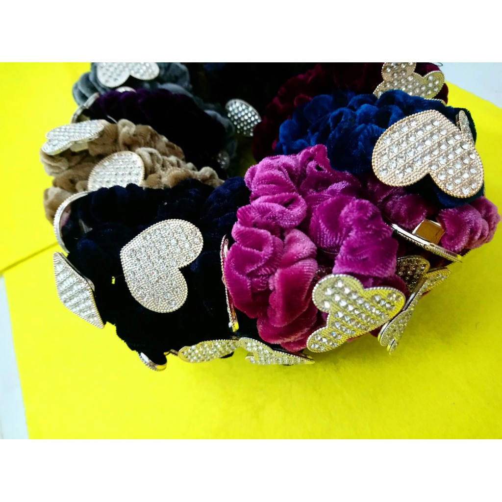 Combo 10 cột tóc nhung đính đá siêu sang như hình. Ở ngoài lấp lánh hơn hình. Lấy đủ màu ngẫu nhiên. Màu nào cũng đẹp.