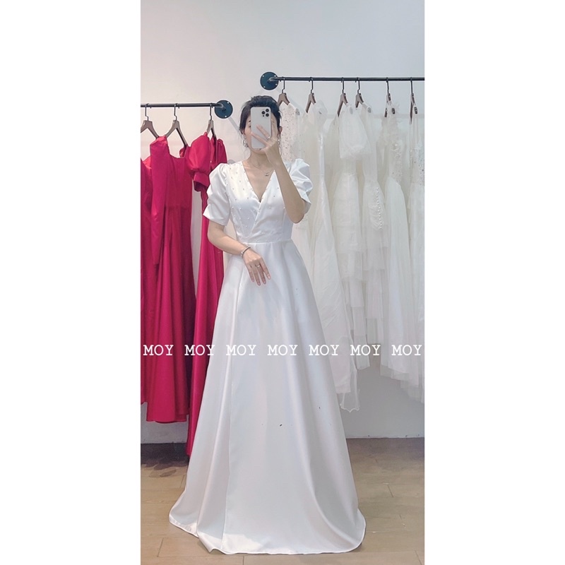 Váy xẻ cổ đắp đính ngọc - Váy cô dâu đơn giản