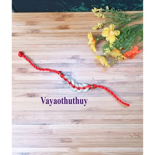 Vòng tay đỏ đính kèm đồng xu may mắn