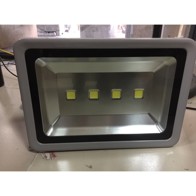 Đèn pha led 200w nhân 0,75 đủ công suất