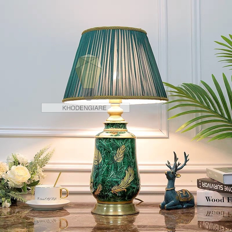 Đèn bàn gốm xanh ngọc bích hoạ tiết lông vũ LUX-2218