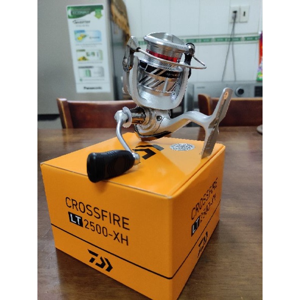 Máy câu đứng Daiwa Crossfire LT2500-XH / LT3000-CXH