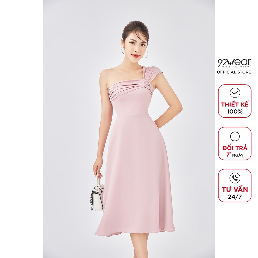 Đầm dự tiệc 92WEAR thiết kế xếp 1 bên vai, điểm nhấn trước ngực điệu đà DEA1202