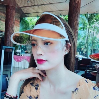 Mũ nhựa trong đi biển