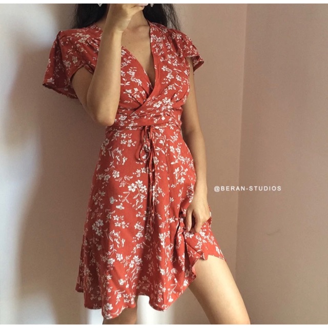 Váy hoa đỏ nhí buộc eo