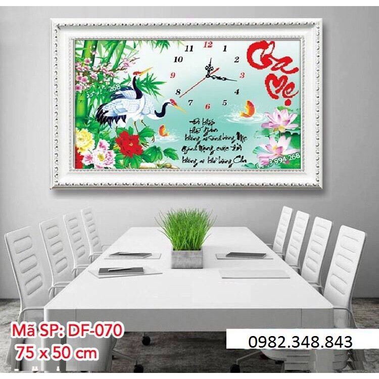 Tranh đính đá đồng hồ cha mẹ KT:75x50cm. Tranh gắn đá chưa đính.