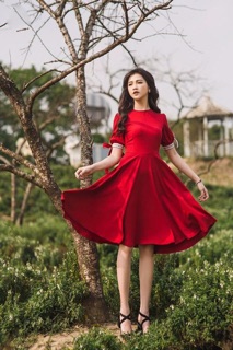 Đầm đỏ xoè phối ren tay